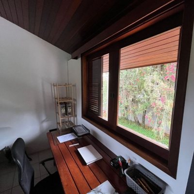 Casa Residencial com 327m², 6 quartos, 1 suíte, 3 garagens, no bairro Trindade em Florianópolis