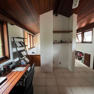 Casa Residencial com 327m², 6 quartos, 1 suíte, 3 garagens, no bairro Trindade em Florianópolis