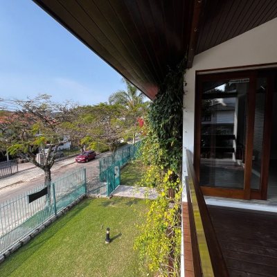 Casa Residencial com 327m², 6 quartos, 1 suíte, 3 garagens, no bairro Trindade em Florianópolis
