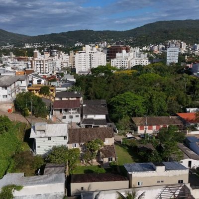 Casa Residencial com 327m², 6 quartos, 1 suíte, 3 garagens, no bairro Trindade em Florianópolis