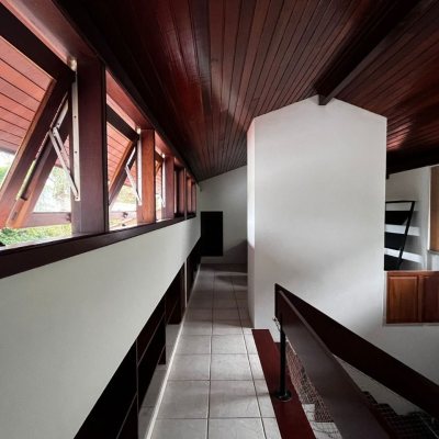 Casa Residencial com 327m², 6 quartos, 1 suíte, 3 garagens, no bairro Trindade em Florianópolis