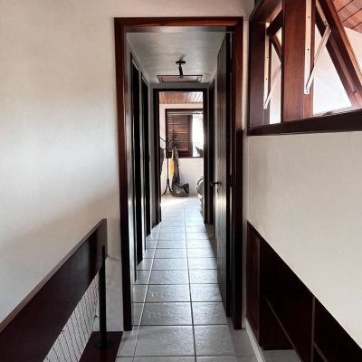 Casa Residencial com 327m², 6 quartos, 1 suíte, 3 garagens, no bairro Trindade em Florianópolis