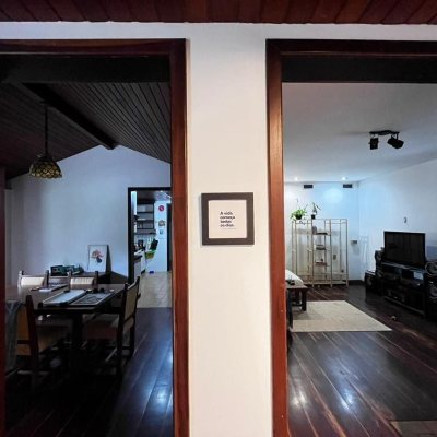 Casa Residencial com 327m², 6 quartos, 1 suíte, 3 garagens, no bairro Trindade em Florianópolis