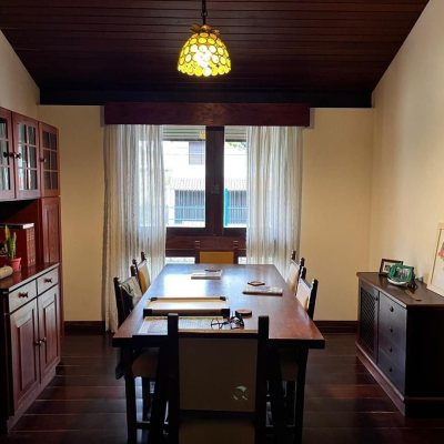 Casa Residencial com 327m², 6 quartos, 1 suíte, 3 garagens, no bairro Trindade em Florianópolis