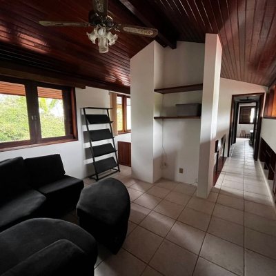 Casa Residencial com 327m², 6 quartos, 1 suíte, 3 garagens, no bairro Trindade em Florianópolis