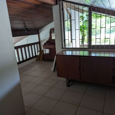 Casa Residencial com 327m², 6 quartos, 1 suíte, 3 garagens, no bairro Trindade em Florianópolis