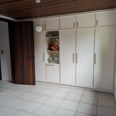 Casa Residencial com 327m², 6 quartos, 1 suíte, 3 garagens, no bairro Trindade em Florianópolis