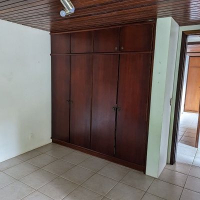 Casa Residencial com 327m², 6 quartos, 1 suíte, 3 garagens, no bairro Trindade em Florianópolis
