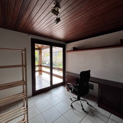 Casa Residencial com 327m², 6 quartos, 1 suíte, 3 garagens, no bairro Trindade em Florianópolis