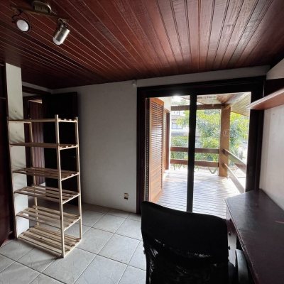 Casa Residencial com 327m², 6 quartos, 1 suíte, 3 garagens, no bairro Trindade em Florianópolis