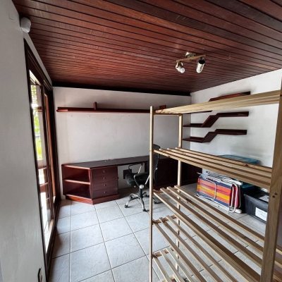 Casa Residencial com 327m², 6 quartos, 1 suíte, 3 garagens, no bairro Trindade em Florianópolis