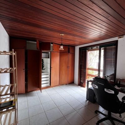 Casa Residencial com 327m², 6 quartos, 1 suíte, 3 garagens, no bairro Trindade em Florianópolis