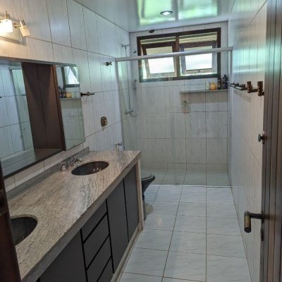 Casa Residencial com 327m², 6 quartos, 1 suíte, 3 garagens, no bairro Trindade em Florianópolis