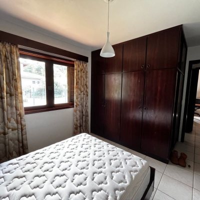 Casa Residencial com 327m², 6 quartos, 1 suíte, 3 garagens, no bairro Trindade em Florianópolis