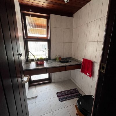 Casa Residencial com 327m², 6 quartos, 1 suíte, 3 garagens, no bairro Trindade em Florianópolis