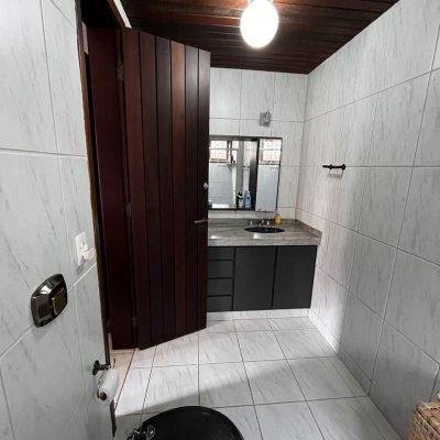 Casa Residencial com 327m², 6 quartos, 1 suíte, 3 garagens, no bairro Trindade em Florianópolis