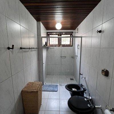 Casa Residencial com 327m², 6 quartos, 1 suíte, 3 garagens, no bairro Trindade em Florianópolis
