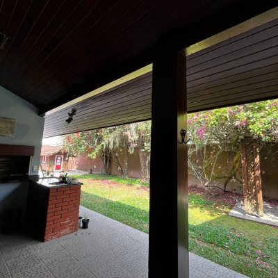 Casa Residencial com 327m², 6 quartos, 1 suíte, 3 garagens, no bairro Trindade em Florianópolis