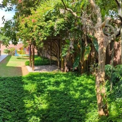 Casa Residencial com 327m², 6 quartos, 1 suíte, 3 garagens, no bairro Trindade em Florianópolis