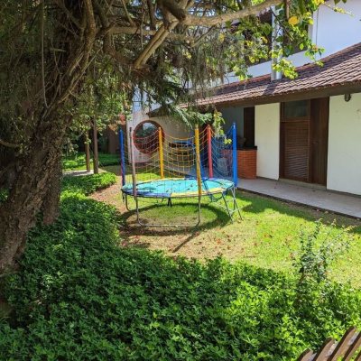 Casa Residencial com 327m², 6 quartos, 1 suíte, 3 garagens, no bairro Trindade em Florianópolis