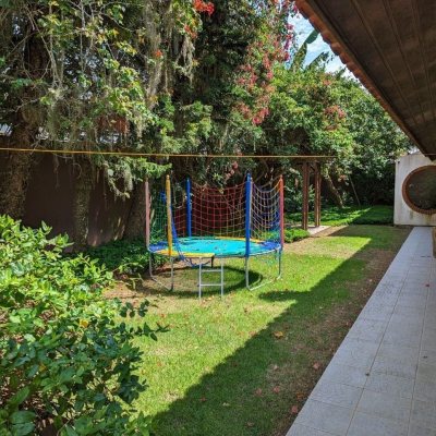 Casa Residencial com 327m², 6 quartos, 1 suíte, 3 garagens, no bairro Trindade em Florianópolis