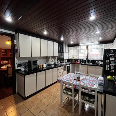 Casa Residencial com 327m², 6 quartos, 1 suíte, 3 garagens, no bairro Trindade em Florianópolis