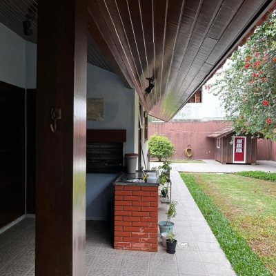 Casa Residencial com 327m², 6 quartos, 1 suíte, 3 garagens, no bairro Trindade em Florianópolis