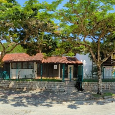 Casa Residencial com 327m², 6 quartos, 1 suíte, 3 garagens, no bairro Trindade em Florianópolis