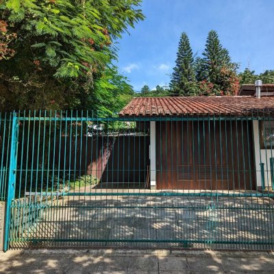 Casa Residencial com 327m², 6 quartos, 1 suíte, 3 garagens, no bairro Trindade em Florianópolis