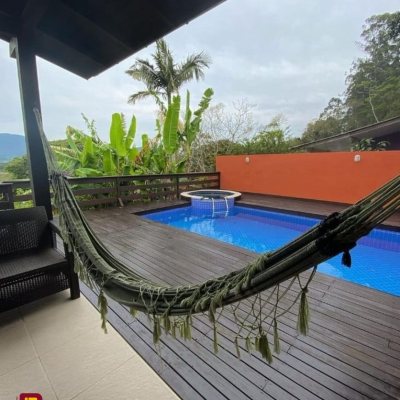 Casa Residencial com 290m², 3 quartos, 3 suítes, 5 garagens, no bairro Ratones em Florianópolis