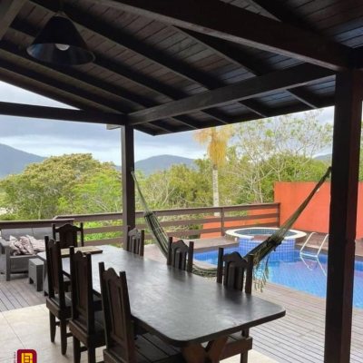 Casa Residencial com 290m², 3 quartos, 3 suítes, 5 garagens, no bairro Ratones em Florianópolis