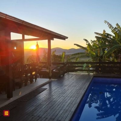 Casa Residencial com 290m², 3 quartos, 3 suítes, 5 garagens, no bairro Ratones em Florianópolis