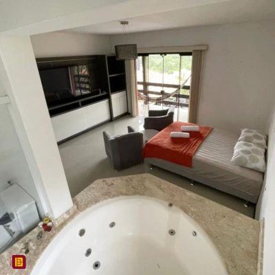 Casa Residencial com 290m², 3 quartos, 3 suítes, 5 garagens, no bairro Ratones em Florianópolis