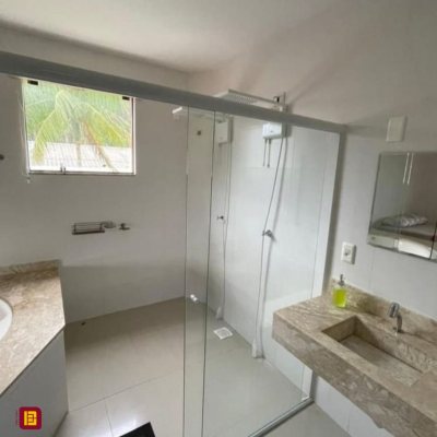 Casa Residencial com 290m², 3 quartos, 3 suítes, 5 garagens, no bairro Ratones em Florianópolis