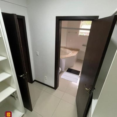 Casa Residencial com 290m², 3 quartos, 3 suítes, 5 garagens, no bairro Ratones em Florianópolis