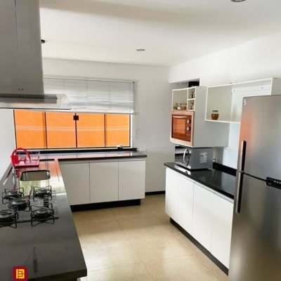 Casa Residencial com 290m², 3 quartos, 3 suítes, 5 garagens, no bairro Ratones em Florianópolis