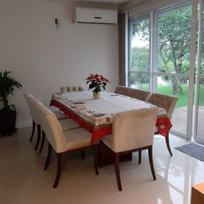 Casa Residencial com 190m², 3 quartos, 2 suítes, 3 garagens, no bairro Daniela em Florianópolis