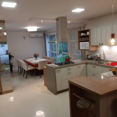 Casa Residencial com 190m², 3 quartos, 2 suítes, 3 garagens, no bairro Daniela em Florianópolis