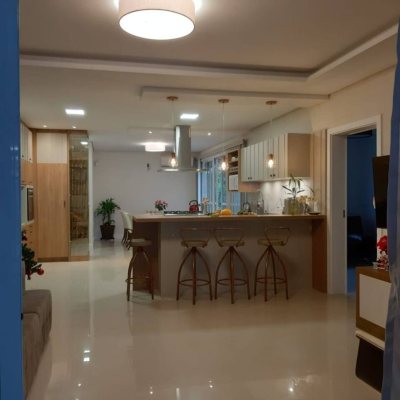 Casa Residencial com 190m², 3 quartos, 2 suítes, 3 garagens, no bairro Daniela em Florianópolis