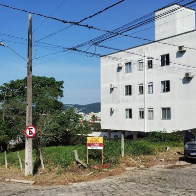 Terrenos Residenciais com 450m², no bairro Serraria em São José
