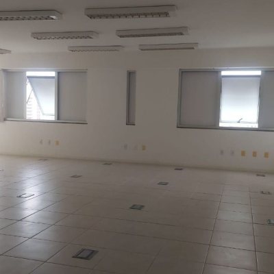 Sala com 76m², 1 garagem, no bairro Centro em Florianópolis