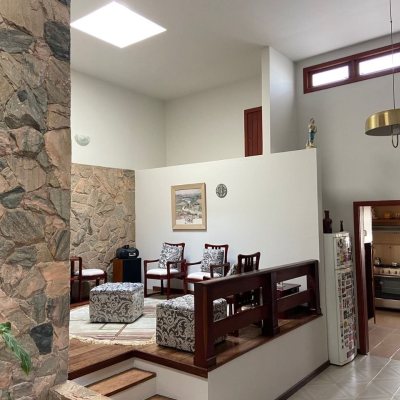 Casa Residencial com 260m², 4 quartos, 2 suítes, 2 garagens, no bairro Itaguaçu em Florianópolis