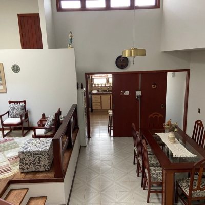 Casa Residencial com 260m², 4 quartos, 2 suítes, 2 garagens, no bairro Itaguaçu em Florianópolis