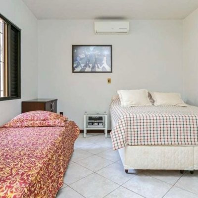 Casa Residencial com 260m², 4 quartos, 2 suítes, 2 garagens, no bairro Itaguaçu em Florianópolis