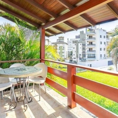 Casa Residencial com 260m², 4 quartos, 2 suítes, 2 garagens, no bairro Itaguaçu em Florianópolis