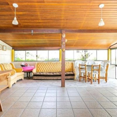 Casa Residencial com 260m², 4 quartos, 2 suítes, 2 garagens, no bairro Itaguaçu em Florianópolis