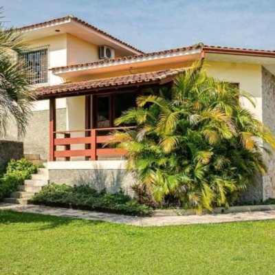 Casa Residencial com 260m², 4 quartos, 2 suítes, 2 garagens, no bairro Itaguaçu em Florianópolis