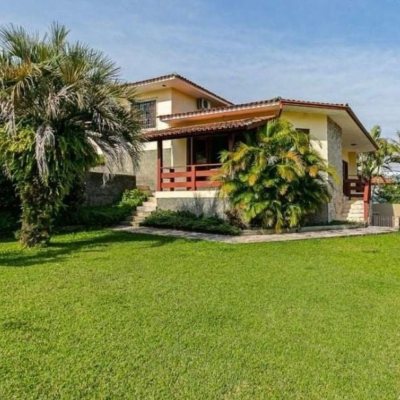 Casa Residencial com 260m², 4 quartos, 2 suítes, 2 garagens, no bairro Itaguaçu em Florianópolis
