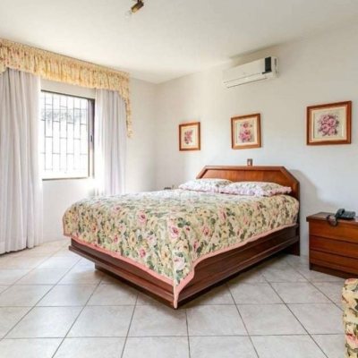 Casa Residencial com 260m², 4 quartos, 2 suítes, 2 garagens, no bairro Itaguaçu em Florianópolis