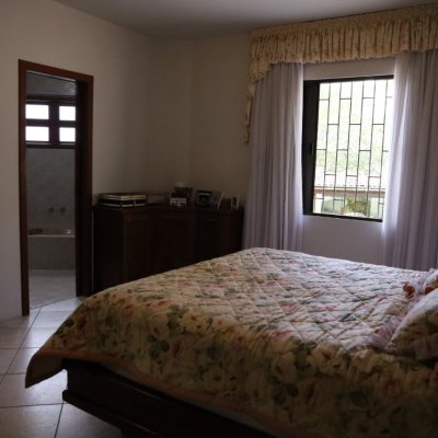 Casa Residencial com 260m², 4 quartos, 2 suítes, 2 garagens, no bairro Itaguaçu em Florianópolis